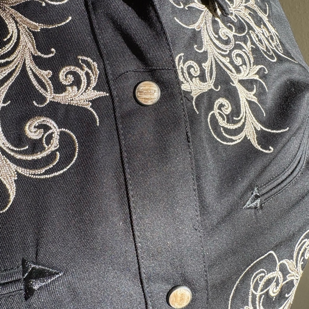 Roper Black Button-Up Shirt with Beige Embroidery🖤 - Picture 4 of 9